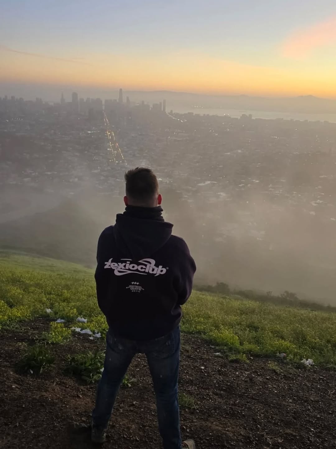 persona mirando el horizonto en nueva york con una sudadera de Zexio